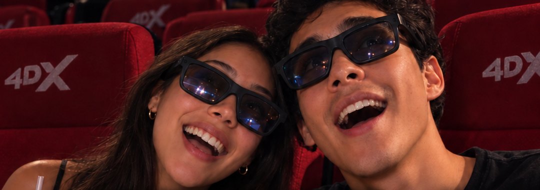 Pareja con lentes 3D sonriendo en una sala 4DX de Cinépolis